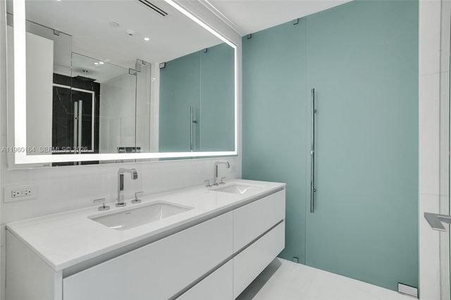 300 Biscayne Boulevard Way 2105W, Miami, FL 33131