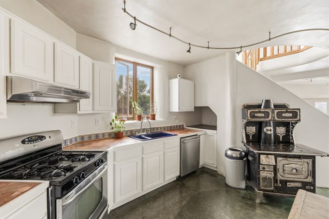 46 Apache Plume, Santa Fe, NM 87508