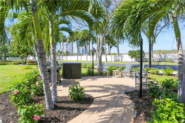 360 Horse Creek DR 108, Naples, FL 34110