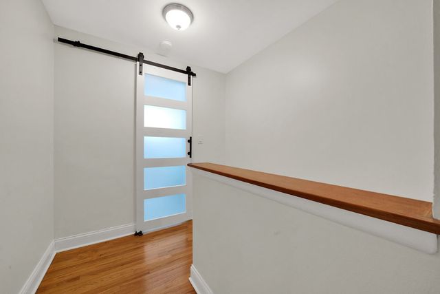 2006 W Farwell Avenue, Chicago, IL 60645