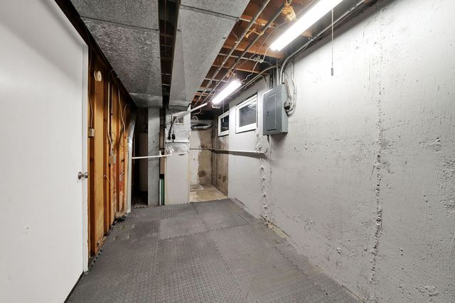 2006 W Farwell Avenue, Chicago, IL 60645