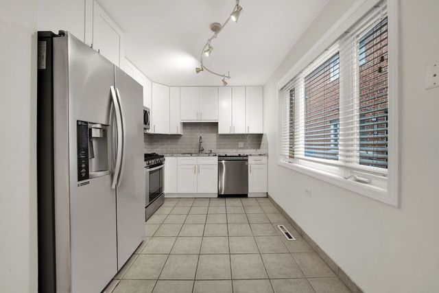 2006 W Farwell Avenue, Chicago, IL 60645