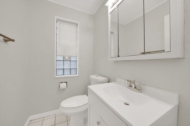 2006 W Farwell Avenue, Chicago, IL 60645