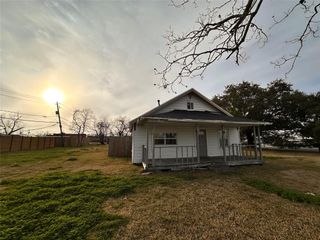 104 S 7th Street, La Porte, TX 77571