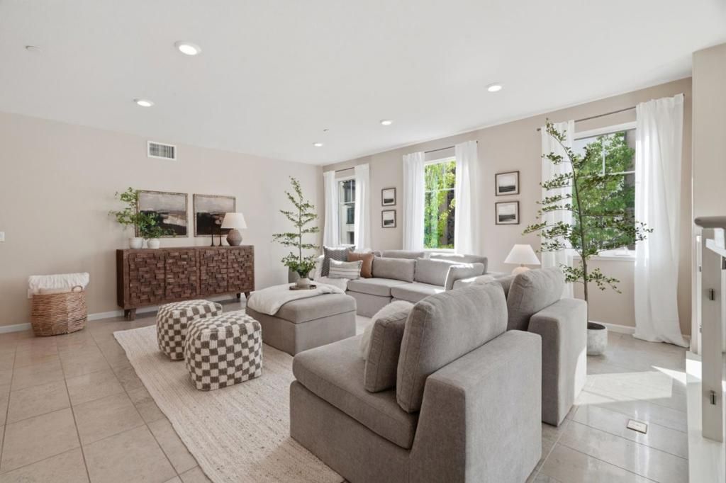 Image 5 of property listing at 280 William Manly Street 6, San Jose, CA 95136