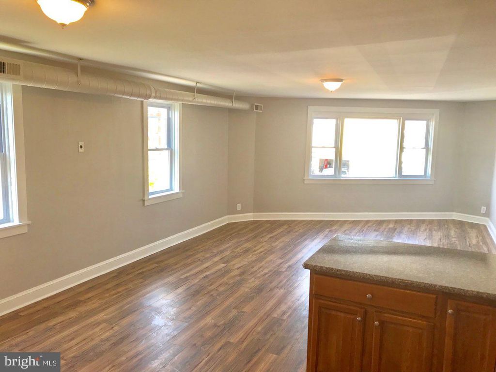 30 S BROADWAY, Gloucester City, NJ 08030