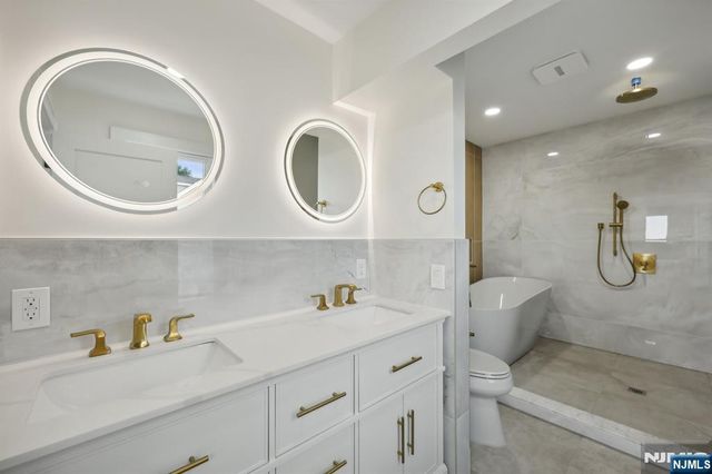 606 5th Street, Carlstadt, NJ 07072
