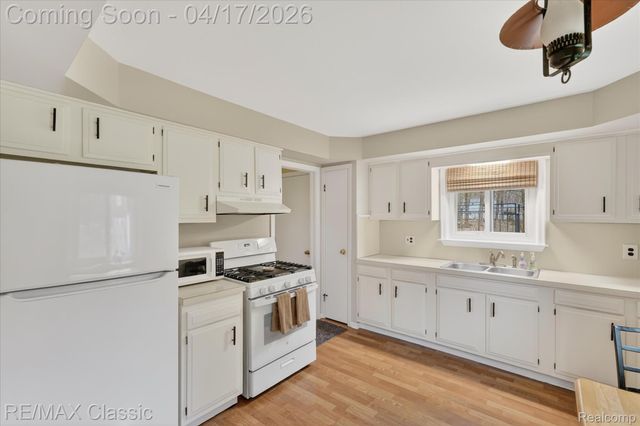 5060 Warmbriar Drive, White Lake Charter Township, MI 48383