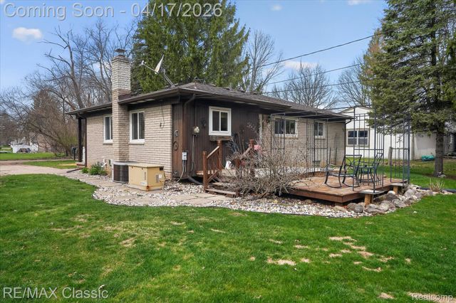 5060 Warmbriar Drive, White Lake Charter Township, MI 48383