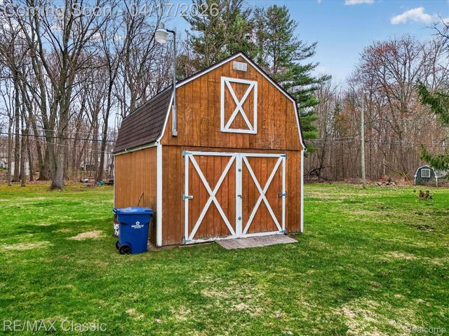 5060 Warmbriar Drive, White Lake Charter Township, MI 48383