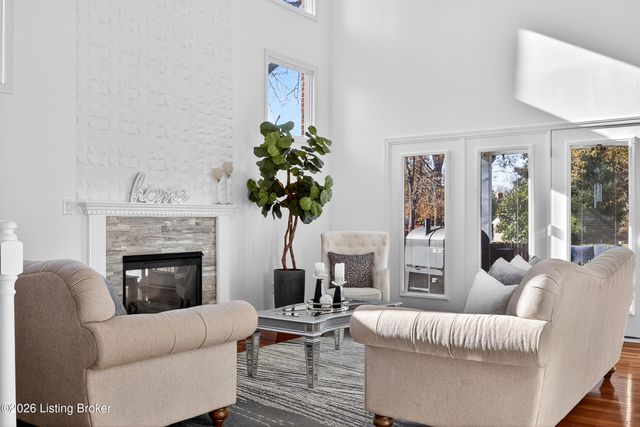 9702 Tufton Ct, Jeffersontown, KY 40299