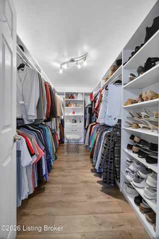 9702 Tufton Ct, Jeffersontown, KY 40299