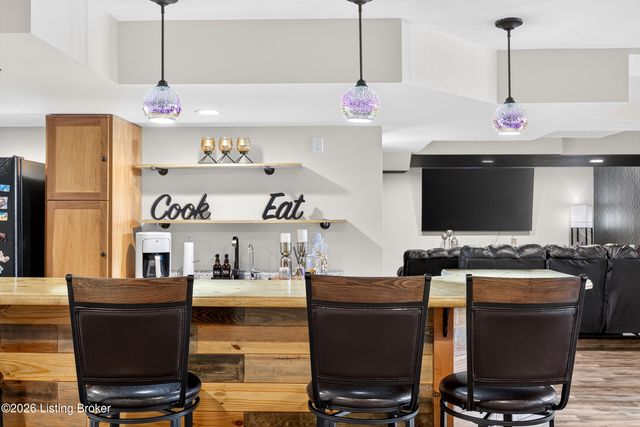 9702 Tufton Ct, Jeffersontown, KY 40299