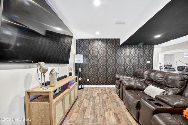 9702 Tufton Ct, Jeffersontown, KY 40299