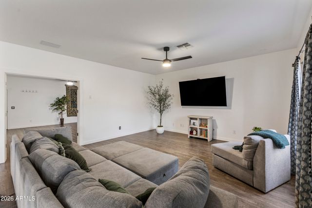 2538 E MINE CREEK Road, Phoenix, AZ 85024