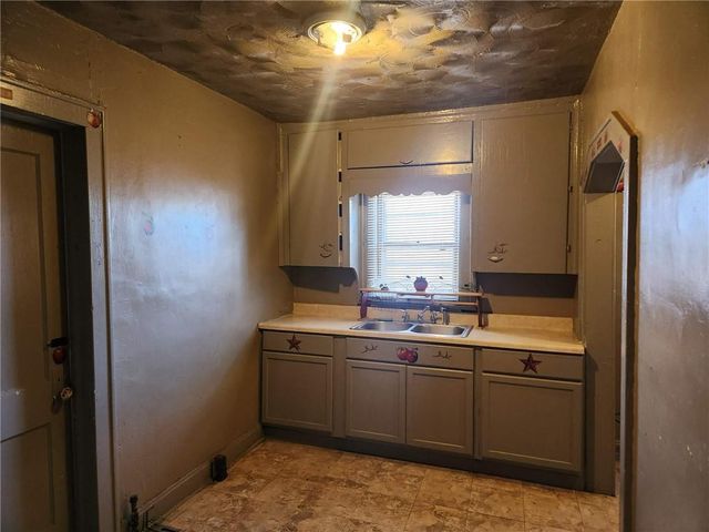 4919 E 39th Street, Kansas City, MO 64128