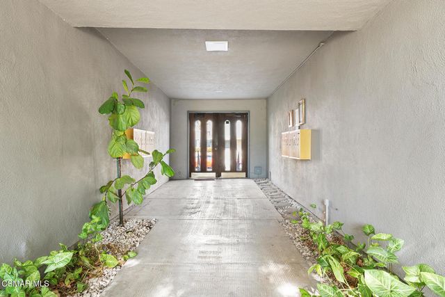 22050 Calvert Street 10, Woodland Hills, CA 91367