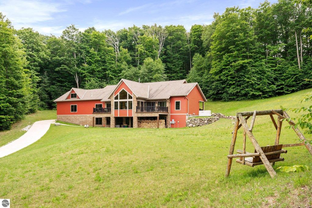 Image 2 of property listing at 125 W Lakeview, Levering, MI 49755