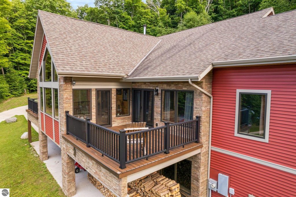 Image 7 of property listing at 125 W Lakeview, Levering, MI 49755