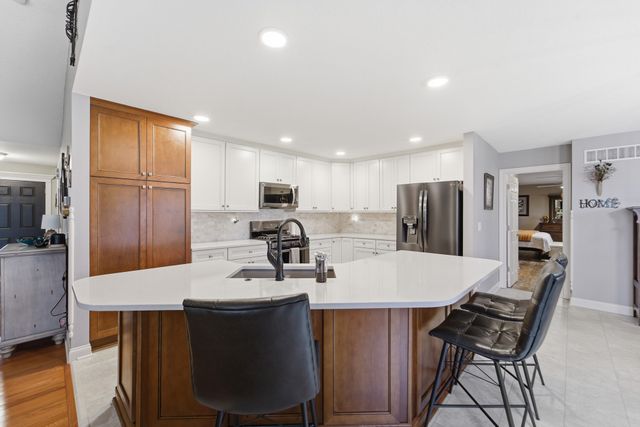 4908 Stream Side Circle, Des Moines, IA 50317