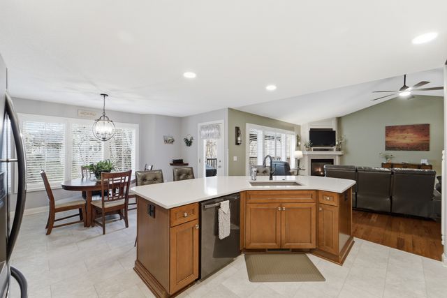 4908 Stream Side Circle, Des Moines, IA 50317