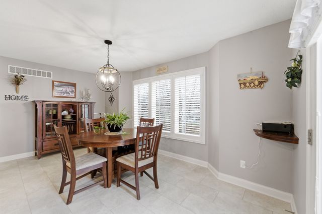 4908 Stream Side Circle, Des Moines, IA 50317