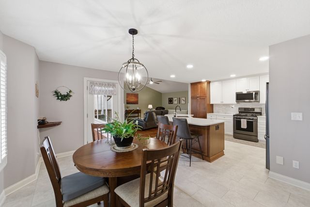 4908 Stream Side Circle, Des Moines, IA 50317