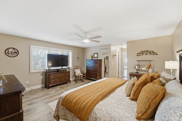 4908 Stream Side Circle, Des Moines, IA 50317