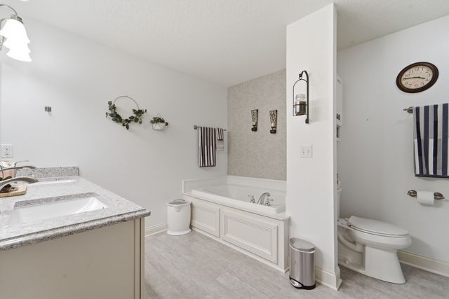 4908 Stream Side Circle, Des Moines, IA 50317