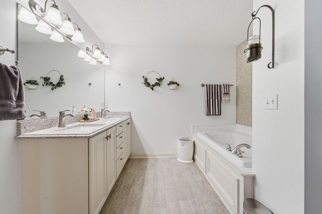 4908 Stream Side Circle, Des Moines, IA 50317