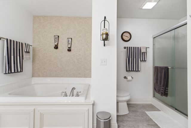 4908 Stream Side Circle, Des Moines, IA 50317