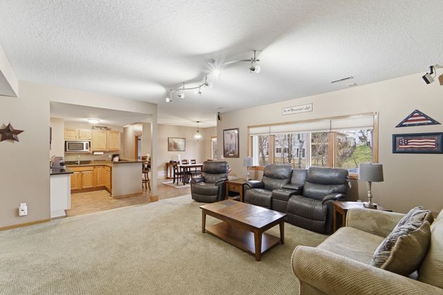 4908 Stream Side Circle, Des Moines, IA 50317