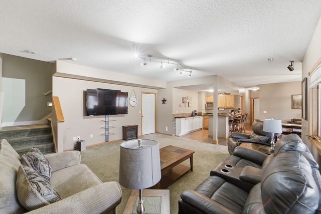 4908 Stream Side Circle, Des Moines, IA 50317