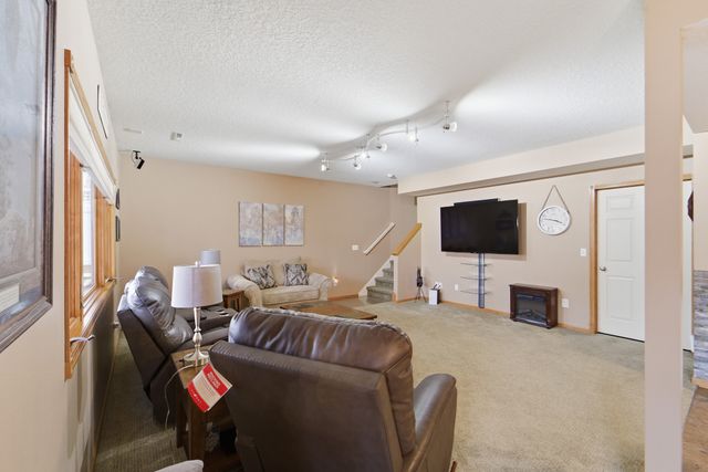 4908 Stream Side Circle, Des Moines, IA 50317