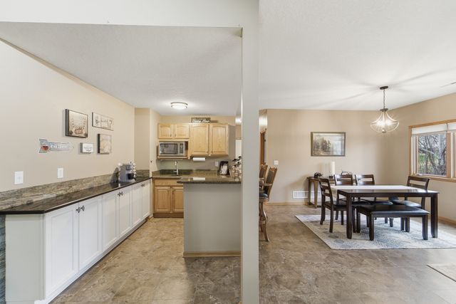 4908 Stream Side Circle, Des Moines, IA 50317