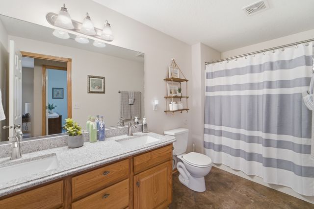 4908 Stream Side Circle, Des Moines, IA 50317