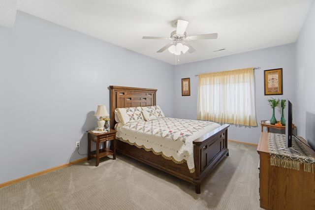 4908 Stream Side Circle, Des Moines, IA 50317