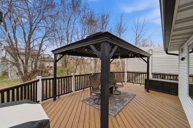 4908 Stream Side Circle, Des Moines, IA 50317