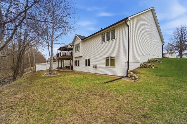 4908 Stream Side Circle, Des Moines, IA 50317