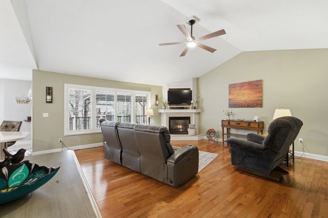 4908 Stream Side Circle, Des Moines, IA 50317