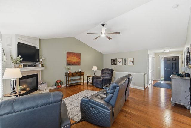 4908 Stream Side Circle, Des Moines, IA 50317