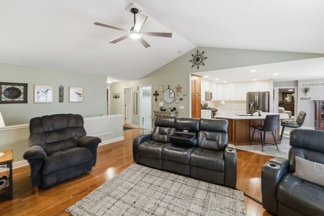 4908 Stream Side Circle, Des Moines, IA 50317