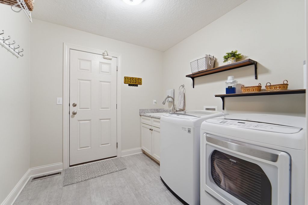 4908 Stream Side Circle, Des Moines, IA 50317