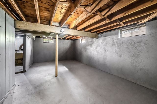 23 Schley St, Springfield, MA 01109