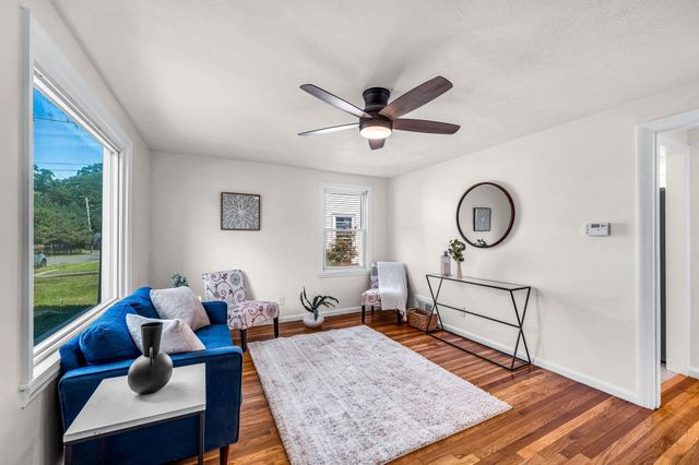 23 Schley St, Springfield, MA 01109