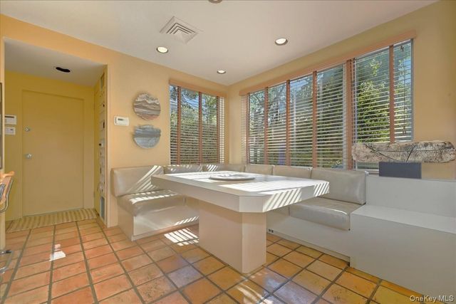 52 Glenwood Lane, East Hills, NY 11577