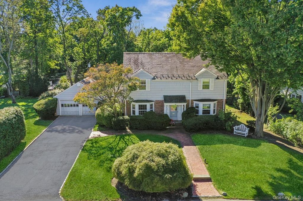 52 Glenwood Lane, East Hills, NY 11577