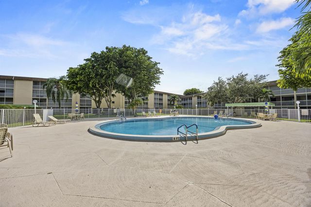 200 Village Green Circle E 202, Palm Springs, FL 33461