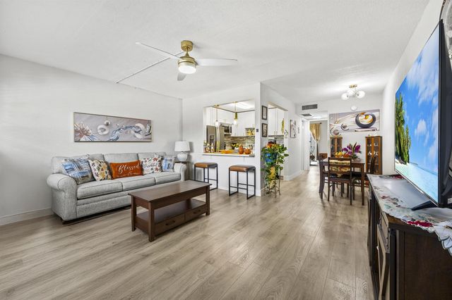 200 Village Green Circle E 202, Palm Springs, FL 33461