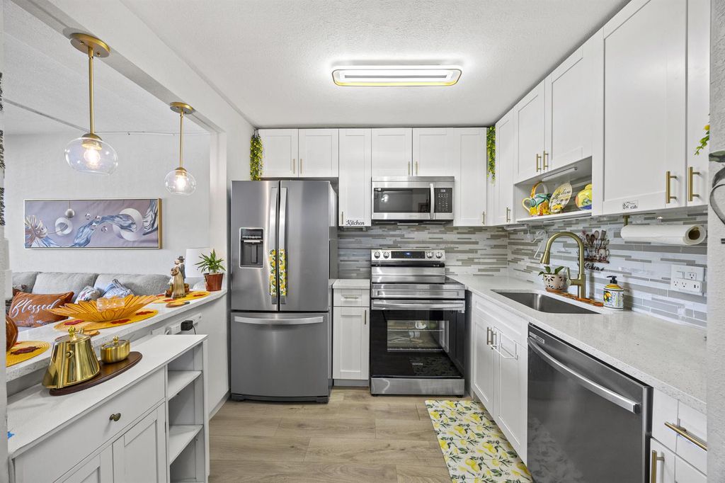 200 Village Green Circle E 202, Palm Springs, FL 33461